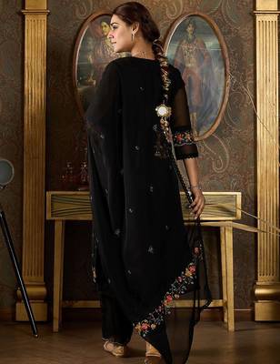 Floral Embroidered Sequinned Panelled Organza Kurta With Trousers & Dupatta 5