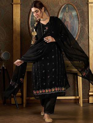 Floral Embroidered Sequinned Panelled Organza Kurta With Trousers & Dupatta 6