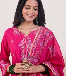 Floral Embroidered Regular Thread Work Straight Kurta With Trousers & Dupatta