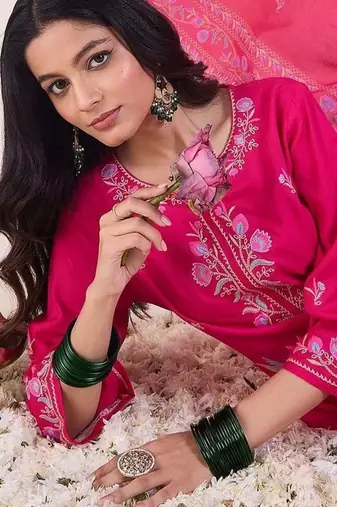 Floral Embroidered Regular Thread Work Straight Kurta With Trousers & Dupatta