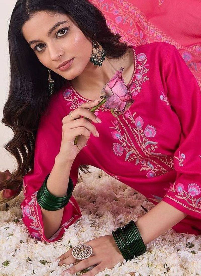 Floral Embroidered Regular Thread Work Straight Kurta With Trousers & Dupatta