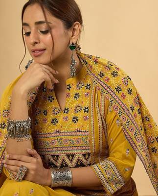 Women rinted Panelled Pure Cotton Kurta with Trousers & With Dupatta 2
