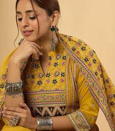 Women rinted Panelled Pure Cotton Kurta with Trousers & With Dupatta