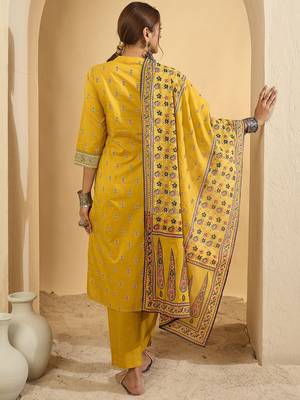 Women rinted Panelled Pure Cotton Kurta with Trousers & With Dupatta 4