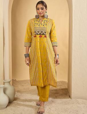 Women rinted Panelled Pure Cotton Kurta with Trousers & With Dupatta 5