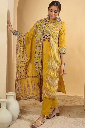 Women rinted Panelled Pure Cotton Kurta with Trousers & With Dupatta