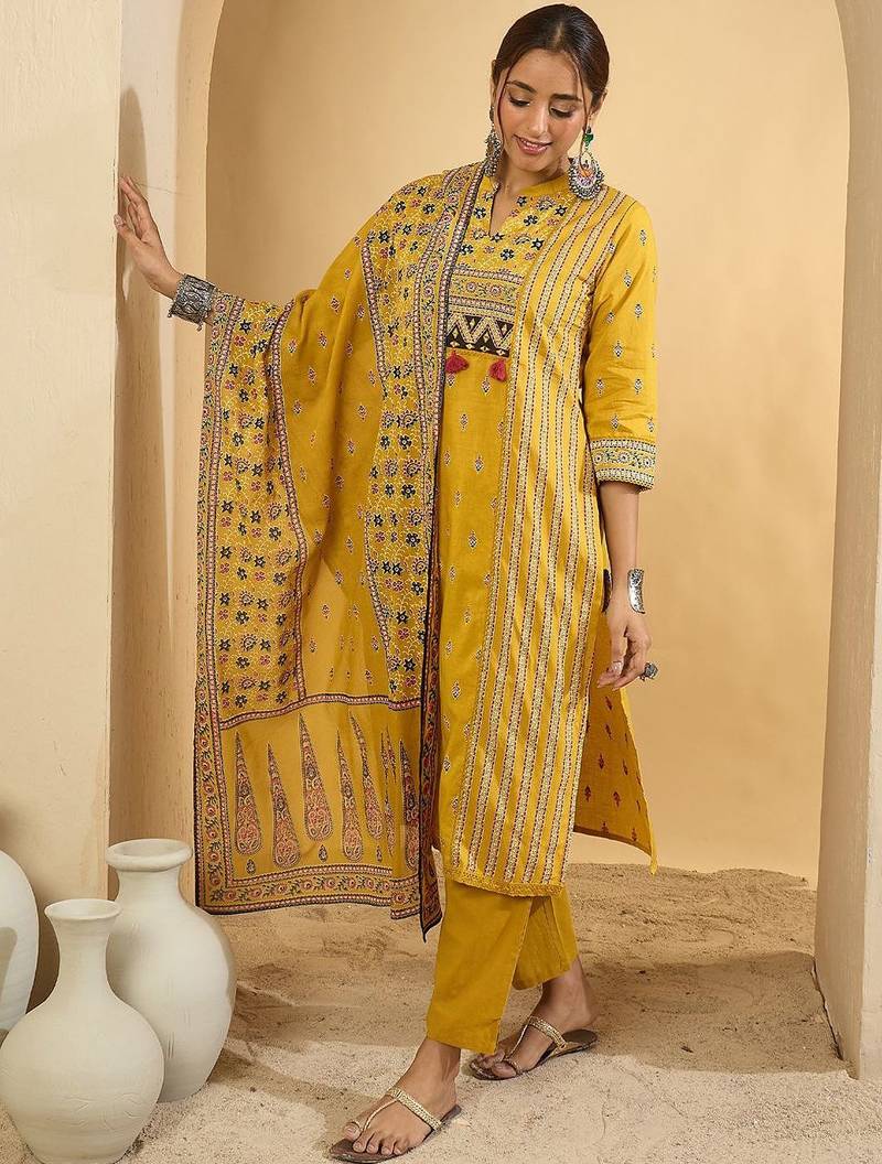 Women rinted Panelled Pure Cotton Kurta with Trousers & With Dupatta