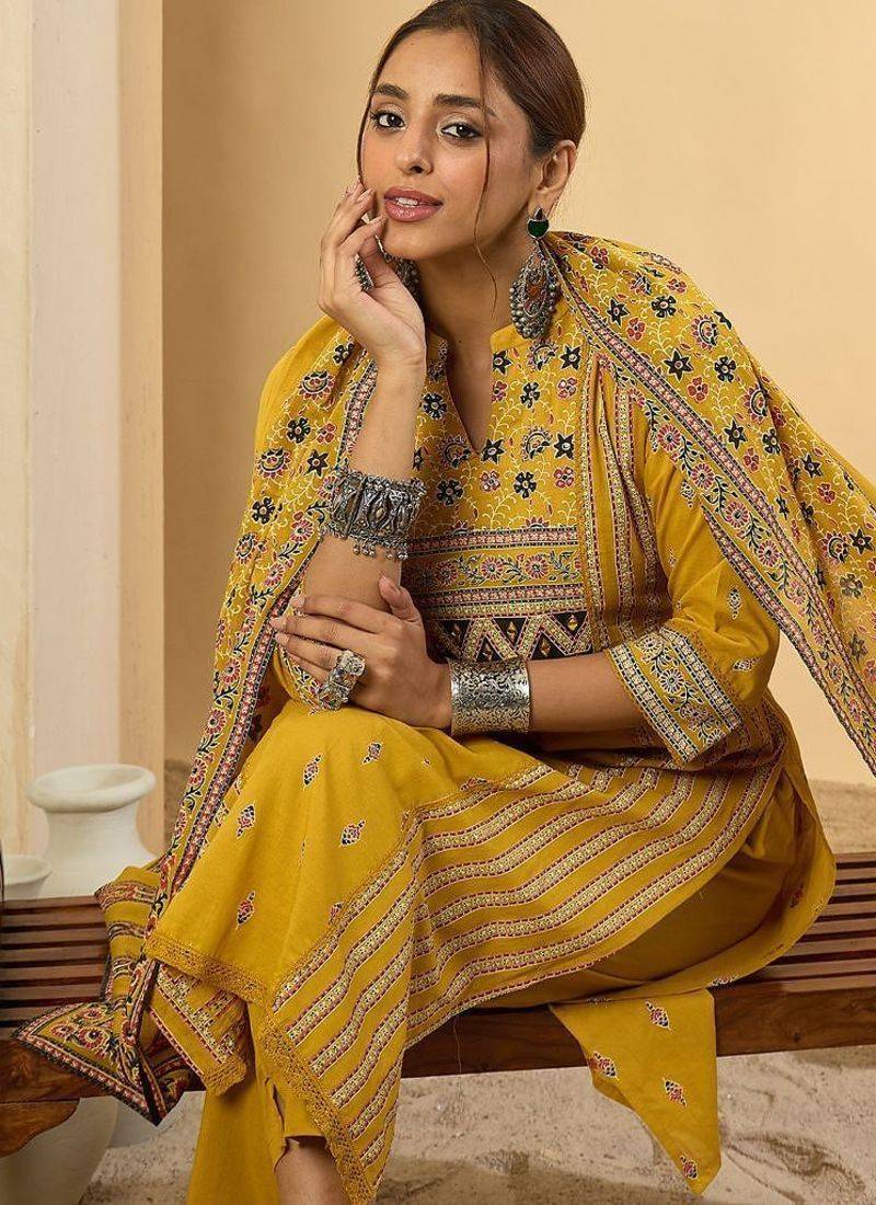 Women rinted Panelled Pure Cotton Kurta with Trousers & With Dupatta