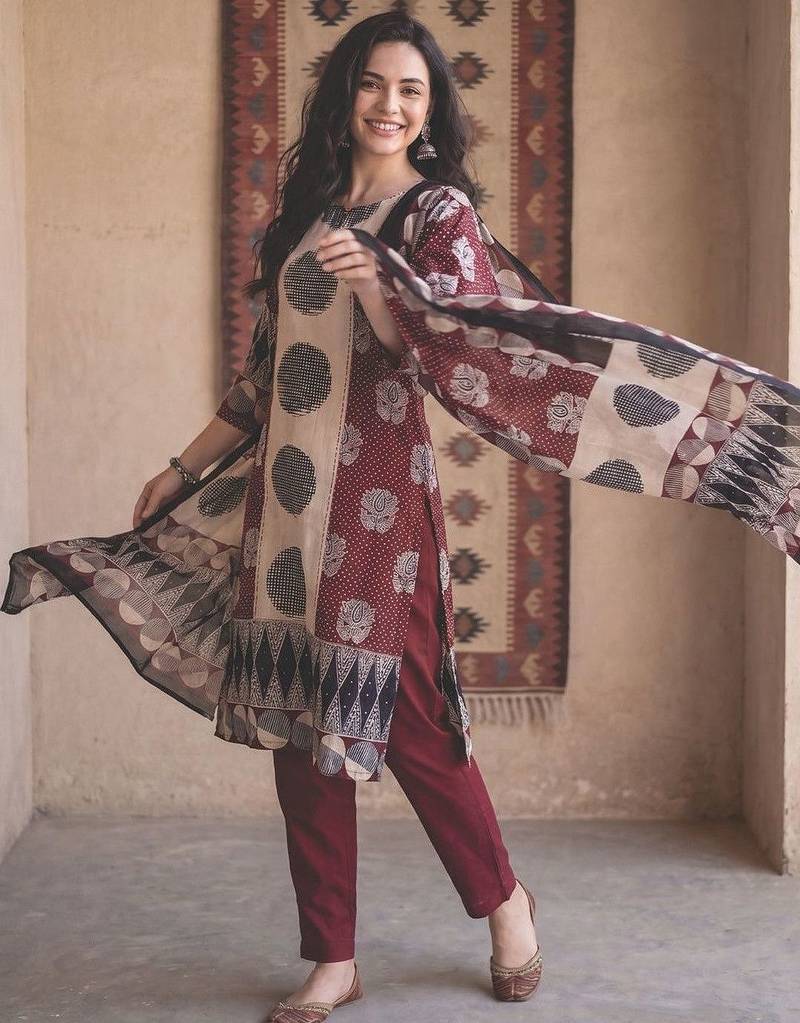 Women Floral Printed Regular Thread Work Pure Cotton Kurta with Trousers & With Dupatta