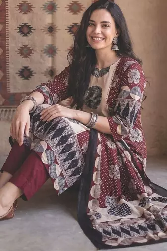 Women Floral Printed Regular Thread Work Pure Cotton Kurta with Trousers & With Dupatta