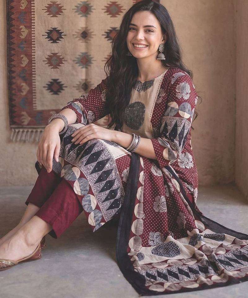 Women Floral Printed Regular Thread Work Pure Cotton Kurta with Trousers & With Dupatta