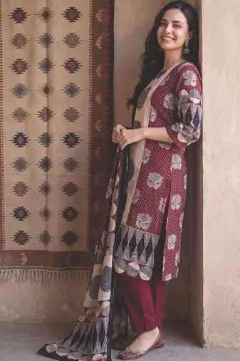 Women Floral Printed Regular Thread Work Pure Cotton Kurta with Trousers & With Dupatta