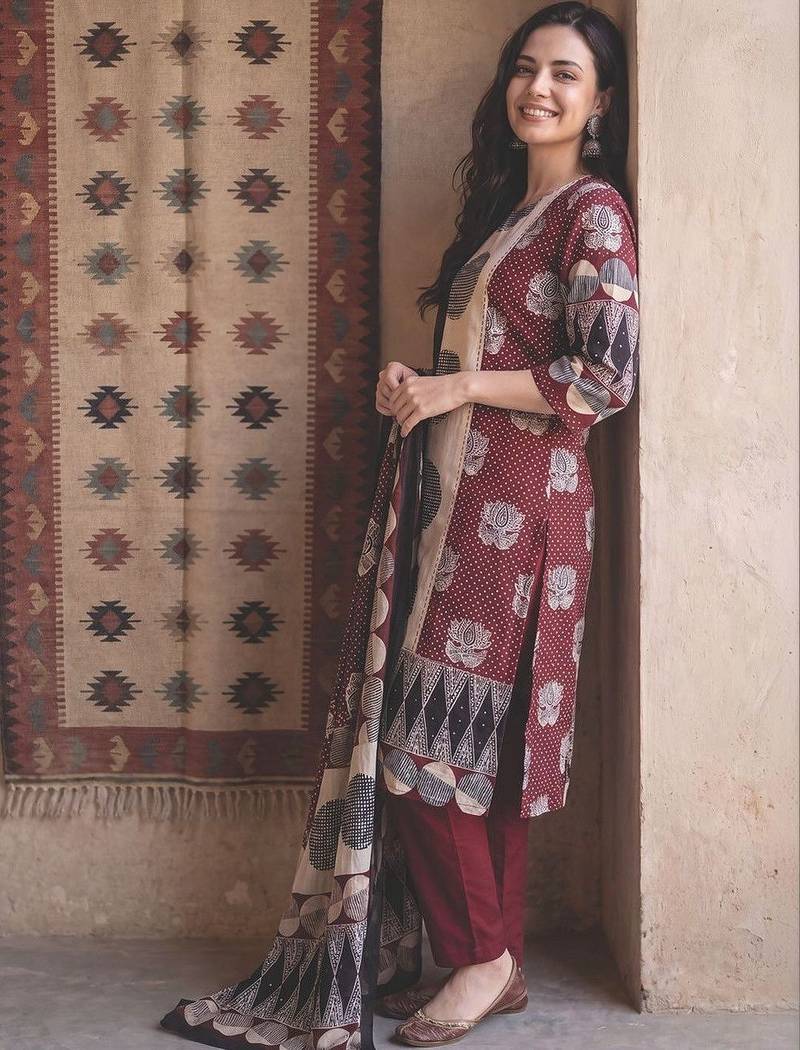 Women Floral Printed Regular Thread Work Pure Cotton Kurta with Trousers & With Dupatta