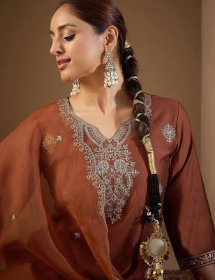 Women Ethnic Motifs Embroidered Regular Liva Kurta with Trousers & With Dupatta 3