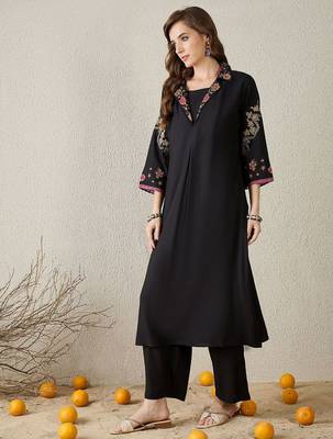 Women Floral Embroidered Regular Thread Work Kurta with Trousers 3