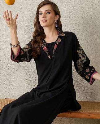 Women Floral Embroidered Regular Thread Work Kurta with Trousers 6