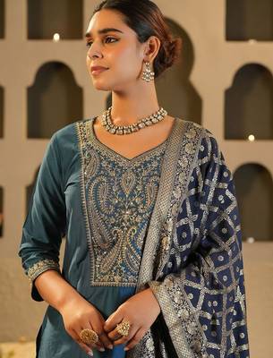 Paisley Yoke Design Sweetheart Neck Zari Straight Kurta & Trousers With Dupatta 2