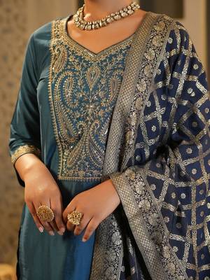 Paisley Yoke Design Sweetheart Neck Zari Straight Kurta & Trousers With Dupatta 3