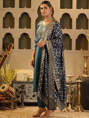 Paisley Yoke Design Sweetheart Neck Zari Straight Kurta & Trousers With Dupatta 4