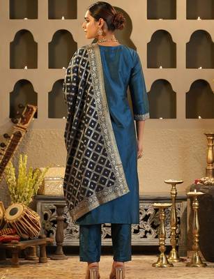 Paisley Yoke Design Sweetheart Neck Zari Straight Kurta & Trousers With Dupatta 5