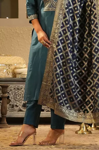 Paisley Yoke Design Sweetheart Neck Zari Straight Kurta & Trousers With Dupatta