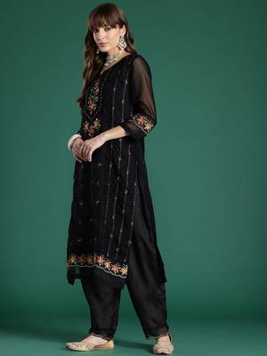 Floral Embroidered Panelled Thread Work Kurta with Trousers & With Dupatta 6