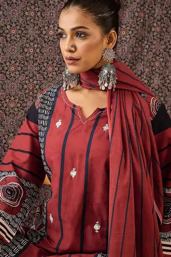 Women Printed Regular Thread Work Pure Cotton Kurta with Trousers & With Dupatta