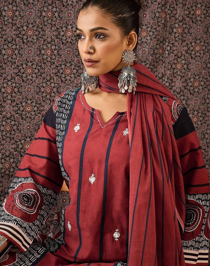 Women Printed Regular Thread Work Pure Cotton Kurta with Trousers & With Dupatta