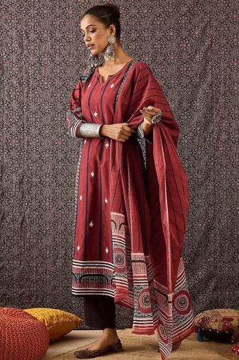 Women Printed Regular Thread Work Pure Cotton Kurta with Trousers & With Dupatta