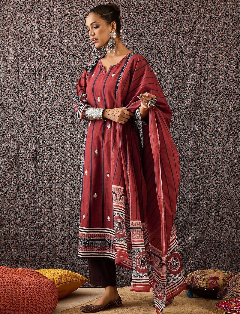 Women Printed Regular Thread Work Pure Cotton Kurta with Trousers & With Dupatta