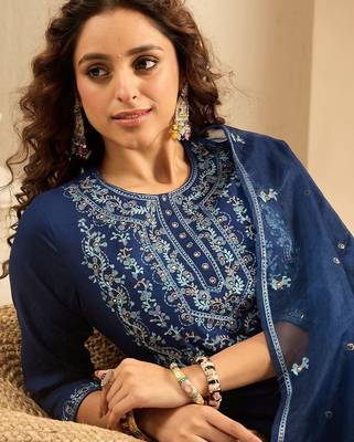 Women Floral Embroidered Regular Thread Work Kurta with Trousers & Dupatta 2