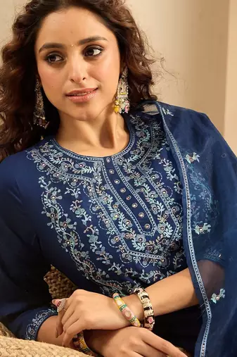 Women Floral Embroidered Regular Thread Work Kurta with Trousers & Dupatta