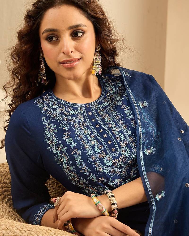 Women Floral Embroidered Regular Thread Work Kurta with Trousers & Dupatta