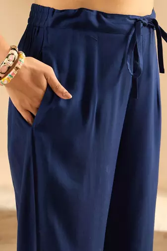 Women Floral Embroidered Regular Thread Work Kurta with Trousers & Dupatta