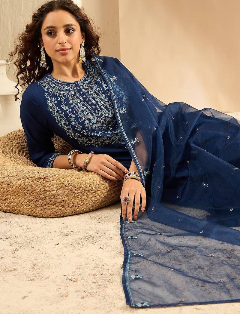 Women Floral Embroidered Regular Thread Work Kurta with Trousers & Dupatta
