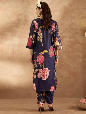 Women Floral Printed Regular Kurta with Trousers 6