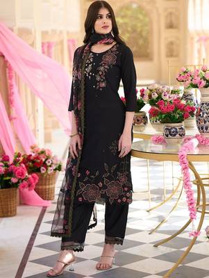 Floral Embroidered Regular Thread Work Kurta With Trousers & Dupatta 4