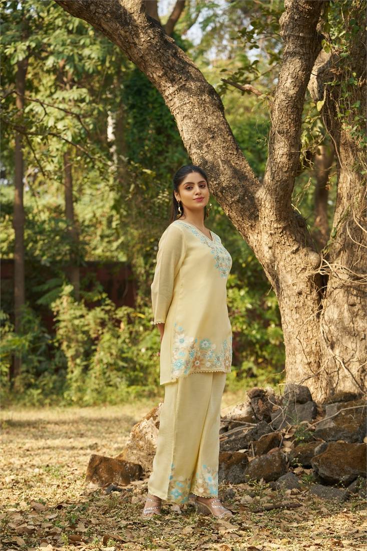 Yellow embroidered viscose jacquard straight kurta set
