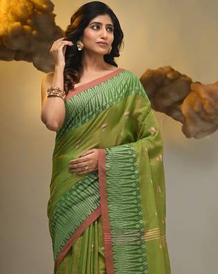 Light green coloured handwoven tissue saree with woven design 5