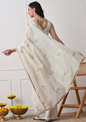 off white tissue crush embellished lace border saree with unstitched blouse piece 4
