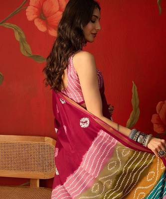 Magenta silk cotton bandhni printed saree with unstitched blouse piece. 2