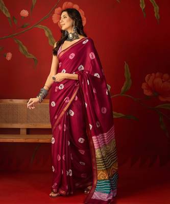 Magenta silk cotton bandhni printed saree with unstitched blouse piece. 3