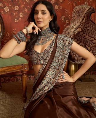 Brown silk blend crepe printed saree with unstitched blouse piece. 2