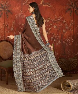 Brown silk blend crepe printed saree with unstitched blouse piece. 3