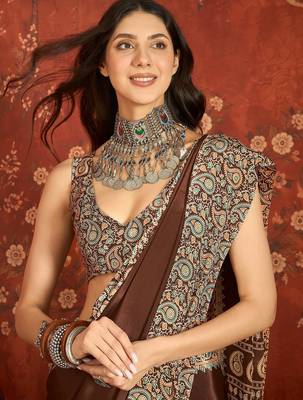 Brown silk blend crepe printed saree with unstitched blouse piece. 4