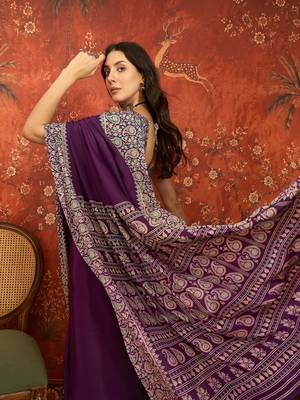 Purple silk blend crepe printed saree with unstitched blouse piece. 2