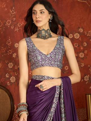 Purple silk blend crepe printed saree with unstitched blouse piece. 5