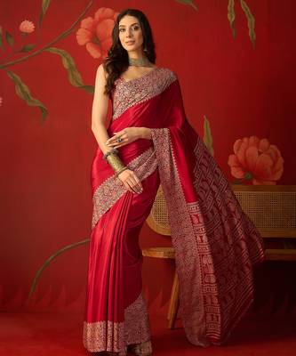 Red silk blend crepe printed saree with unstitched blouse piece. 2
