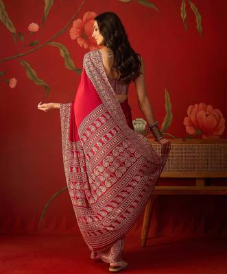 Red silk blend crepe printed saree with unstitched blouse piece. 3