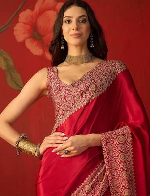 Red silk blend crepe printed saree with unstitched blouse piece. 4